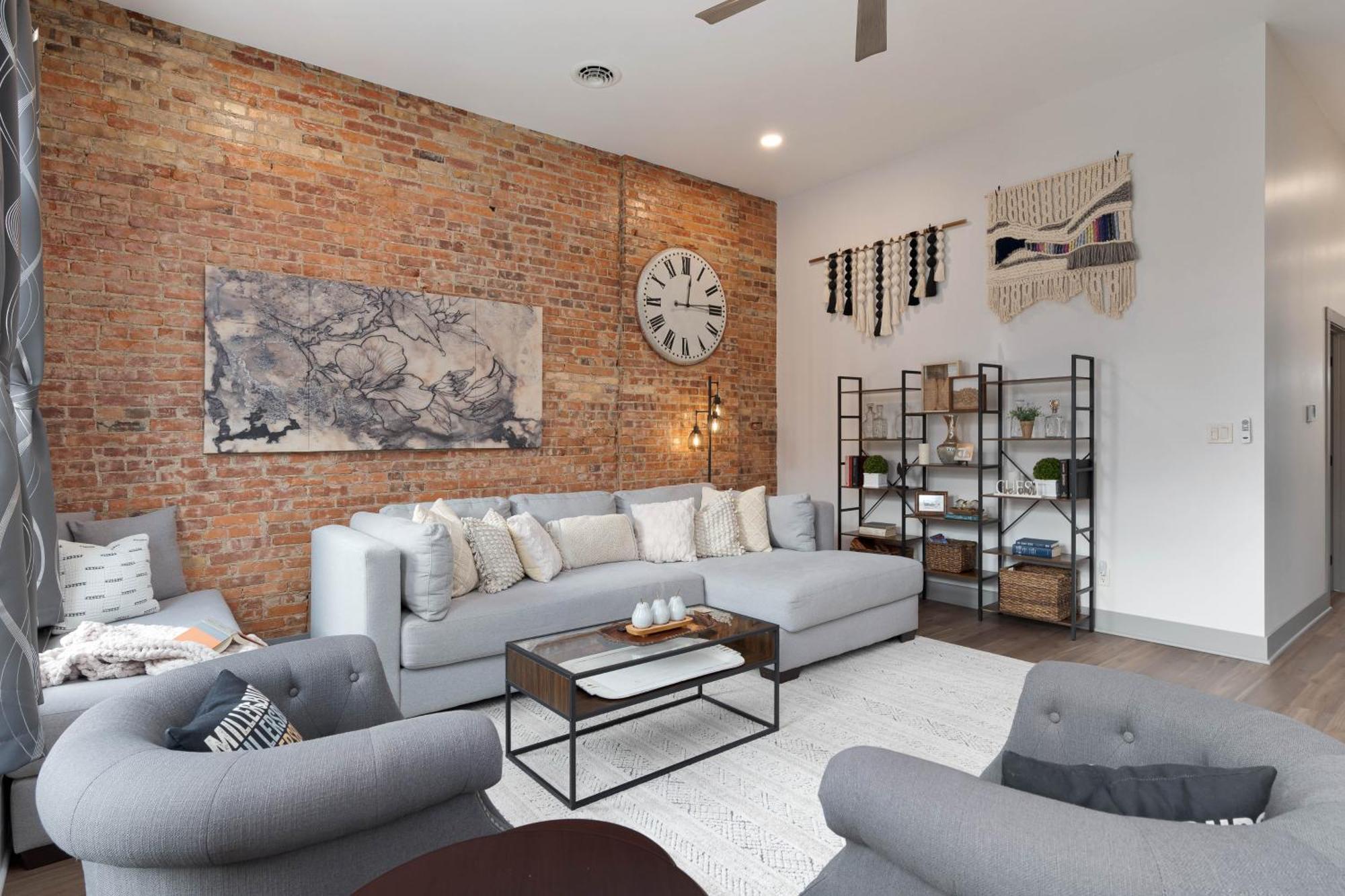 Spacious Luxury In Historic Downtown - Oh Amish Country Apartment *