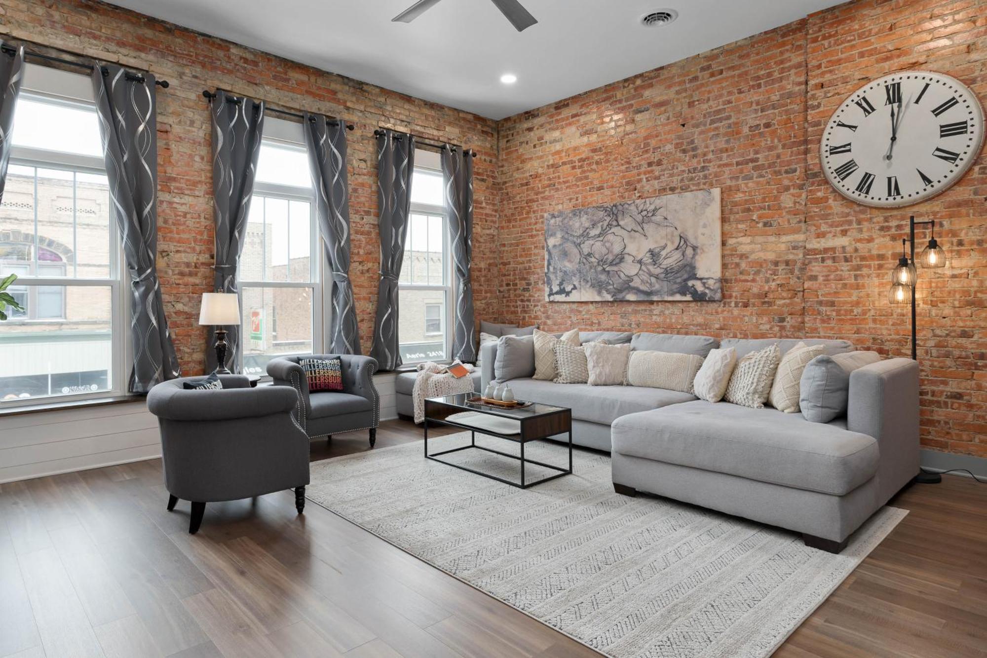 Spacious Luxury In Historic Downtown - Oh Amish Country *