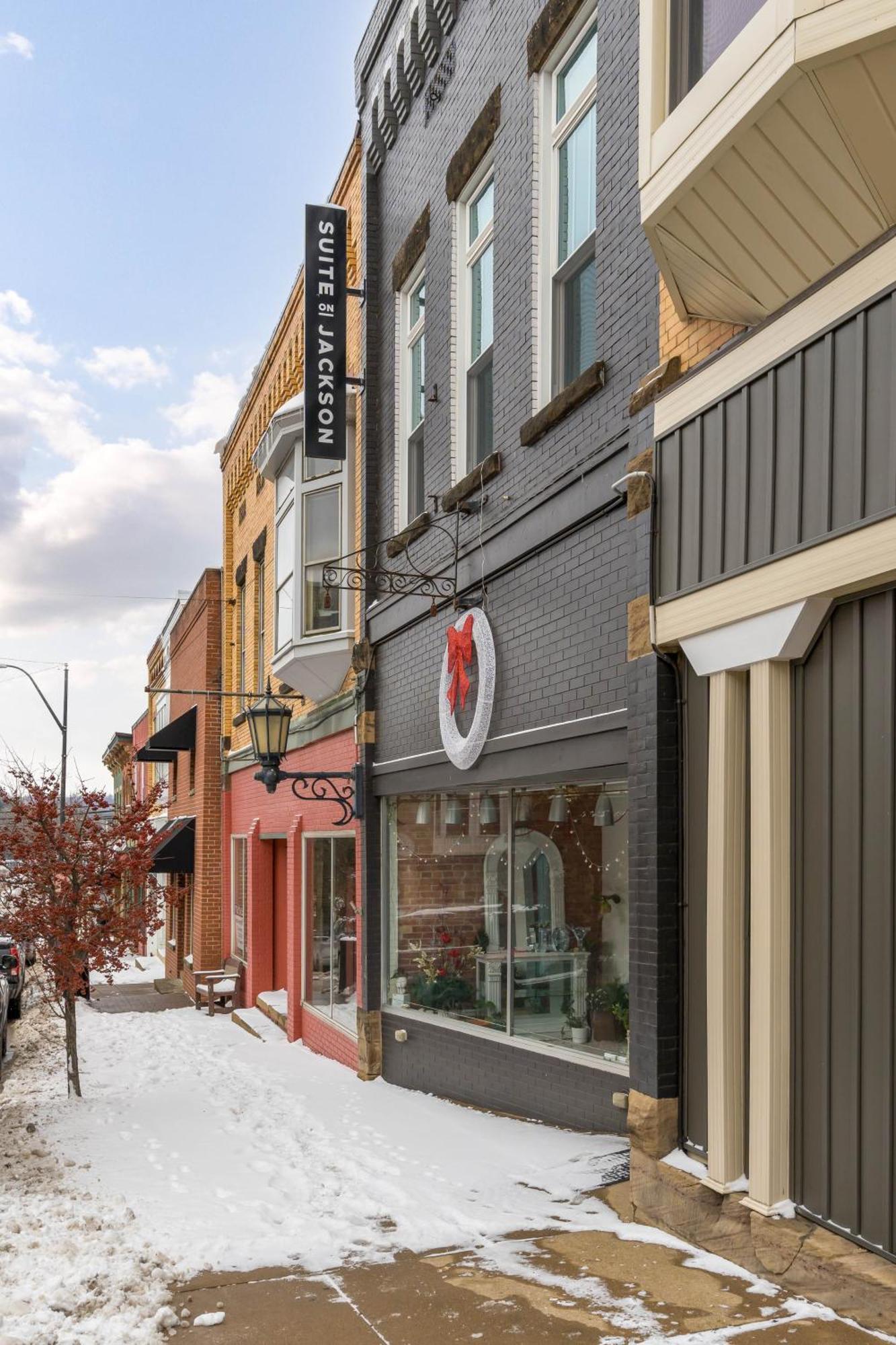 Spacious Luxury In Historic Downtown - Oh Amish Country Apartment